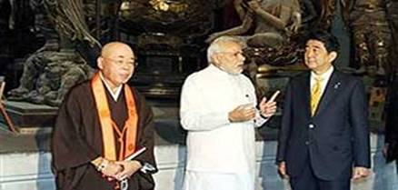 Thủ tướng Ấn Độ (ở giữa) v Thủ tướng Nhật Bản (bn phải) tại cha Toji ở Kyoto Photo: AP