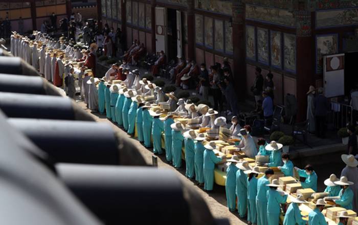 Over 100 Buddhist monks are drying the Tripitaka Koreana, or the complete collection of Buddhist scriptures on wood blocks, at Haein Temple in Hapcheon County, South Gyeongsang, on Monday. Parts of the scripture have been dried before, but this is the first time in 123 years that all 1,270 blocks have been brought outside to be dried. The wood blocks need to be dried after Korea’s rainy season because they tend to retain moisture from the air and rot. [YONHAP]