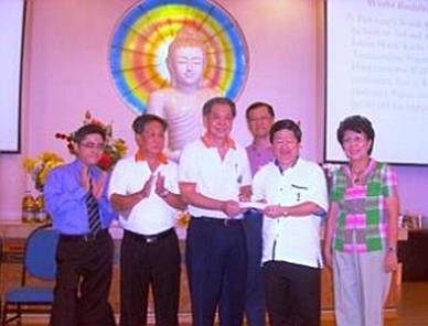Description: Much-needed funds: Lim (second from right) handing over the cheque to SJBA chairman Chim Siew Choon (third from left). With them are SJBA secretary James Khoo (second from left), Ong (right) and Loh (third from right).