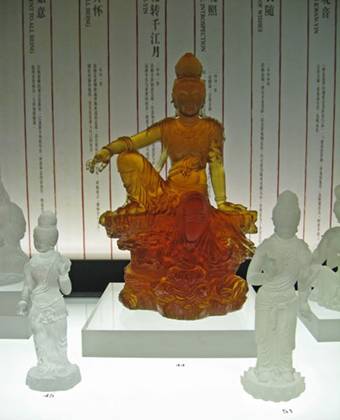 Tượng Phật cao 2 mét bằng pha lê