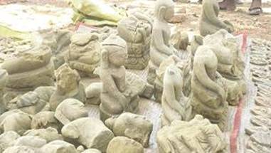 http://www.buddhistchannel.tv/picture/upload/bago-buddhist-statues.jpg