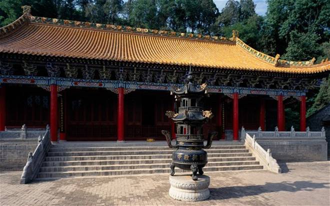 Buddhist monks in central China are up in arms over government plans to demolish large sections of a Tang dynasty temple along the ancient Silk Road. 