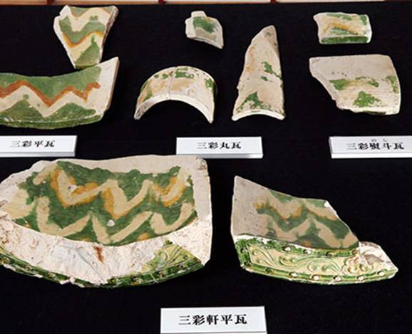 Pieces of Nara Sansai-style roof tiles uncovered at Toshodaiji temple in Nara (Toshiyuki Hayashi) 