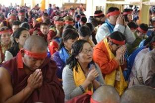Devotees receive empowerment of Avalokiteshwara, Tsuglakhang, Dec. 5, 2014 Phayul Photo: Kunsang Gashon
