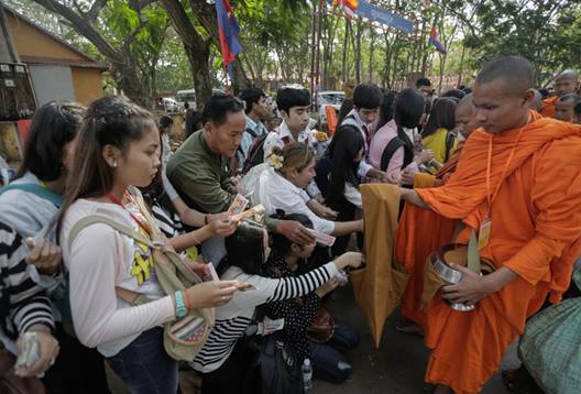 Monks receive money from worshipers during the Meak Bochea festival at Oudong Mountain in Kandal province Tuesday. (Siv Channa/The Cambodia Daily)