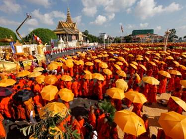 Thousands of Cambodian monks turn out to honour king - © Mak Remissa, EPA