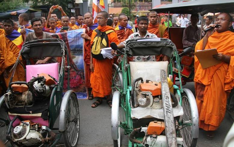 cambodia-prey-lang-activists-chainsaws-july-2015.jpeg