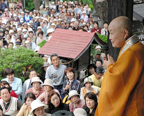 Buddhist monk and novelist Jakucho Setouchi delivers a sermon at Tendaiji temple in Ninohe, Iwate Prefecture, in 2005. (Asahi Shimbun file photo) 