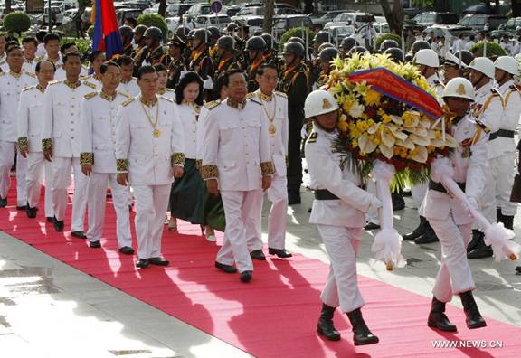 Cambodian politicians and government officials on Thursday commemorated the third anniversary of the death of King Father Norodom Sihanouk by either paying respect to his statue or offering alms to Buddhist monks.