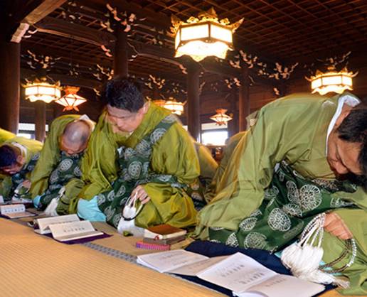 Buddhist monks chant prayers while constantly swaying their bodies side to side and back and forth during the "Bandobushi" sermon at Higashi-Honganji temple in Kyoto's Shimogyo Ward on Nov. 28. (Noboru Tomura) 