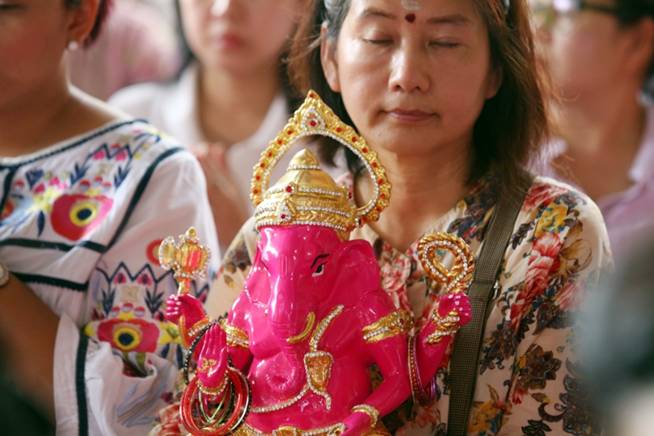 Bangkok last Monday celebrated the birthday of Ganesh, the elephant god of wisdom and prosฌperity, at the Shiva Temple (Wat Khaek) in Silom district. Nation/Thanis Sudto