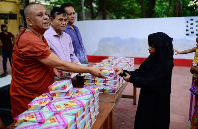 Buddhist monastery in Bangladesh hosts iftar meals for Muslims