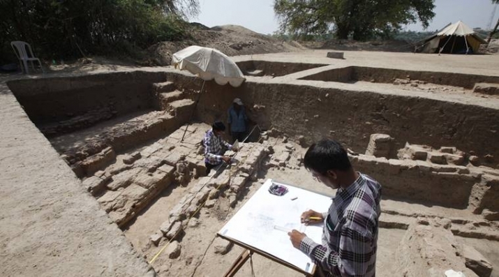 Archaeologists working at the Gujarat dig. From indianexpress.com