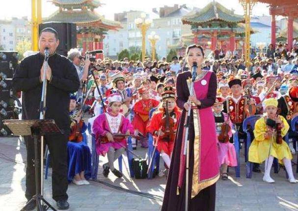 Singer Lidji Goryaev performs the sacred Buddhist refuge ceremony. From khurul.ru