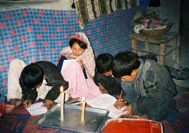 Children in Afghanistan use the donated candles to light their study time. From asahi.com