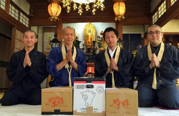 Seirou Matsushima, left, with other monastics. From otera-oyatsu.club