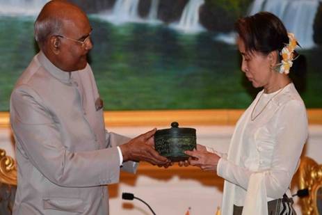 Káº¿t quáº£ hÃ¬nh áº£nh cho President Kovind gifts relics of Buddha to Suu Kyi