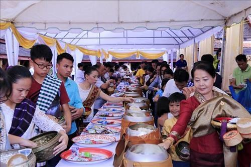 Lao people celebrate end of Buddhist Lent hinh anh 1