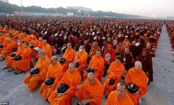 Description: Myanmar and Thai Buddhist monks take part in an alms offering ceremony in Mandalay today in an area roughly the size of a football field