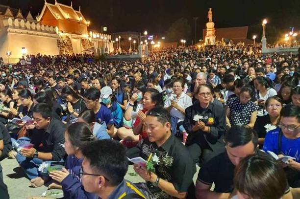 Description: Thousands light candles and pray for those killed in the shooting rampage. Photo by Prasit Tangprasert. From bangkokpost.com
