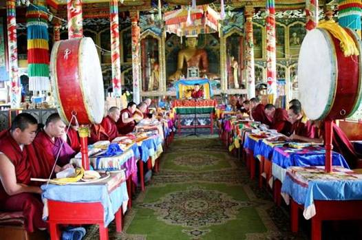 Description: Prayers led by the 24th Pandito Khambo Lama Damba Ayusheev. From asiarussia.ru
