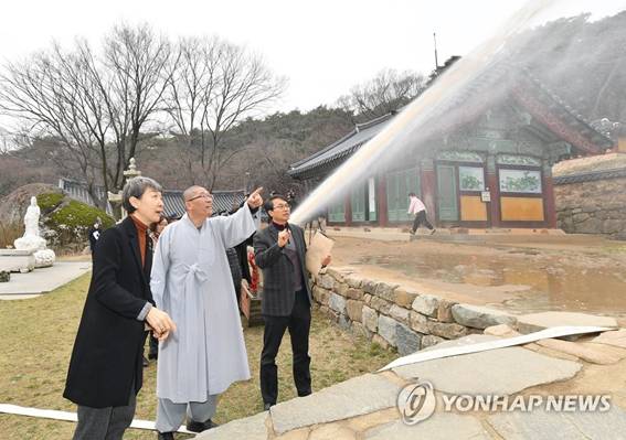 Description: This file photo provided by the Cultural Heritage Administration (CHA) shows CHA chief Chung Jae-suk (L) observing an inspection of fire safety equipment at Sudeok Temple in Yesan, South Chungcheong Province, on March 12, 2019. (PHOTO NOT FOR SALE) (Yonhap)