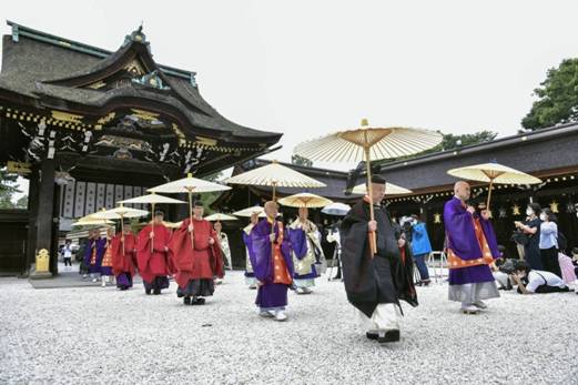 Description: Priests perform a Shinto and Buddhist rite at Kitano Tenmangu shrine in Kyoto on Friday. | KYODO