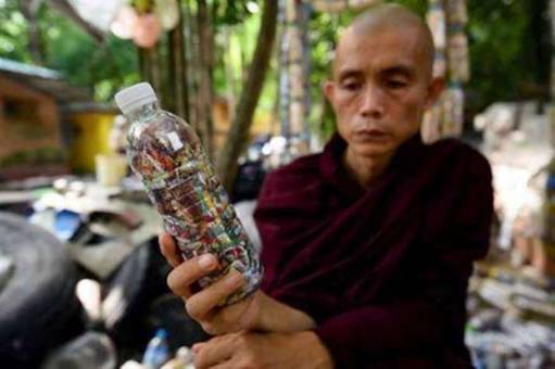 Description: Sayadaw U Ottamasara holds a PET bottle filled with discarded plastic bags at Thabarwa Centre. Photo by Shew Paw Mya Tin. From swissinfo.ch