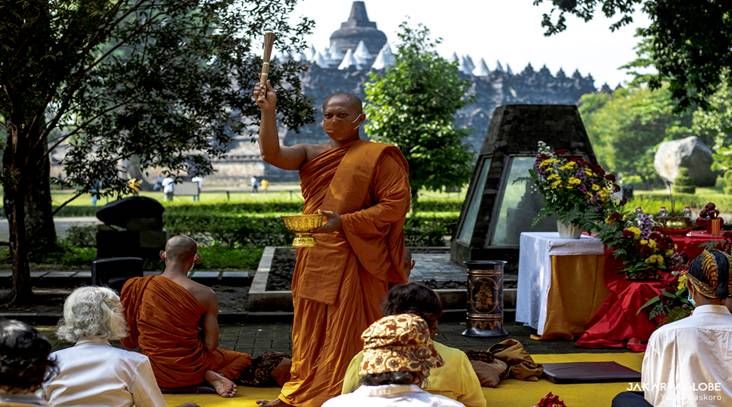 Buddhist monk sprays holy water during pradakshina ritual at the Borobudur Temple in Central Java, on May 26, 2021. (JG Photo/Yudha Baskoro)