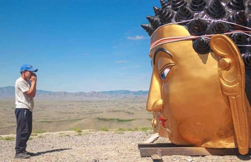 Installing the head of Shakyamuni Buddha on Dogee Mountain. From facebook.com