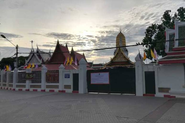 Wat Phra Si Rattana Mahathat Woramahawihan is closed until the end of this month as health authorities try to contain the Covid-19 spread in Phitsanulok. (Photo by Chinnawat Singha)