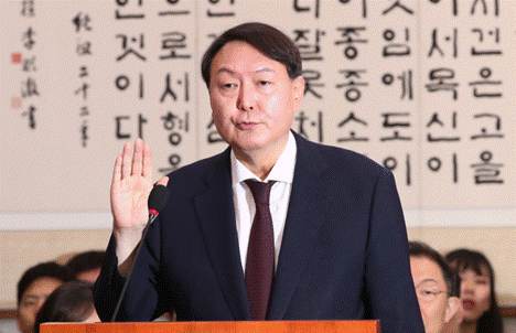 Yoon Suk-yeol tuyên thệ trong phiên điều trần phê chuẩn chức vụ Tổng công tố Hàn Quốc tại quốc hội hôm 8/7/2019. Ảnh: YNA.