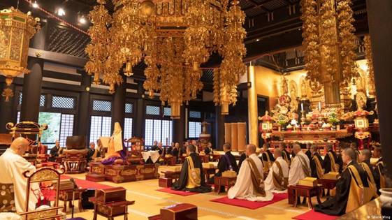 Guests at shukubo temples can witness the lives of Buddhist monks
